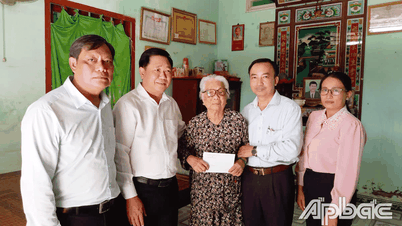 Xã Chợ Gạo: Tổ chức 11 đoàn thăm, tặng quà ghia đình chính sách, người có công dịp 27-7