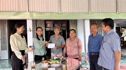 Lãnh đạo xã Cầu Khởi thăm, tặng quà gia đình chính sách