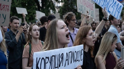 Biểu tình ở Ukraine phản đối quyết định của Tổng thống Volodymyr Zelensky