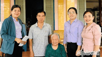 Lãnh đạo xã Bình Ninh thăm, tặng quà gia đình chính sách dịp 27-7