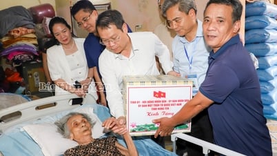 Đồng chí Nguyễn Mạnh Hùng, Phó Bí thư Tỉnh ủy, Chủ tịch Ủy ban MTTQ Việt Nam tỉnh thăm, tặng quà người có công, gia đình chính sách
