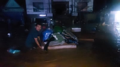 Nước lên nhanh, người dân Nghệ An hối hả chạy lũ trong đêm