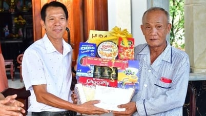 Các địa phương tổ chức thăm, tặng quà gia đình chính sách tiêu biểu