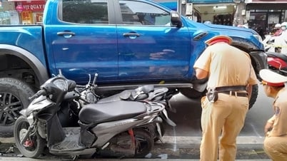 Bán tải tông liên hoàn trên phố Khâm Thiên, 3 xe máy nằm gầm