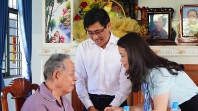 Lãnh đạo Thành ủy Đà Nẵng thăm người có công cách mạng xã Tam Anh