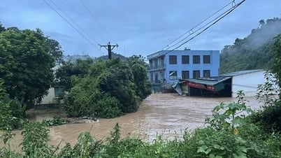 Lũ lớn tràn về trong đêm, nhiều nơi ở Nghệ An bị chia cắt