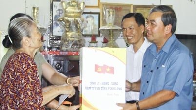 Le secrétaire adjoint du Comité provincial du Parti, Kim Ngoc Thai, a rendu visite aux familles politiques de la commune de Long Ho et leur a offert des cadeaux.