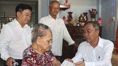 Phó Chủ tịch HĐND thành phố Trần Xuân Vinh thăm, tặng quà các Bà mẹ Việt Nam anh hùng