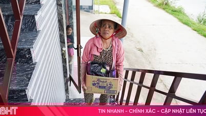Người dân kê cao đồ đạc, chuẩn bị thuyền, chủ động ứng phó với mưa lũ