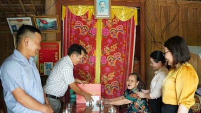 Xã Hiệp Đức thăm, tặng quà 100 gia đình chính sách