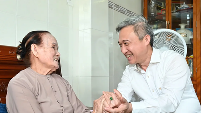 Phó Bí thư Thành ủy TPHCM Đặng Minh Thông thăm, tặng quà gia đình chính sách tiêu biểu