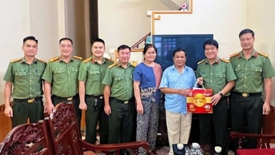 Tặng quà gia đình thương binh xã Tam Kim và phường Thục Phán - Báo Cao Bằng điện tử