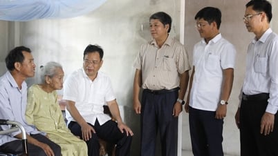 Phó Bí thư Thường trực Thành ủy và Trưởng ban Nội chính Thành ủy thăm, tặng quà gia đình chính sách