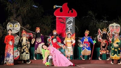 Tuồng xuống phố