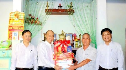 Phó Chủ tịch UBND thành phố Lê Quang Nam thăm, tặng quà gia đình chính sách xã Duy Xuyên