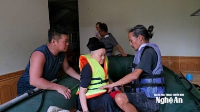 Đội thiện nguyện dùng xuồng cao su cứu nhiều người dân vùng ngập lụt đến nơi an toàn