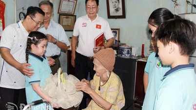 Thiếu nhi thăm, tặng quà gia đình chính sách, người có công tại phường Trấn Biên