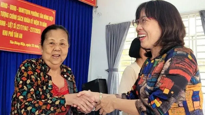 Phường Tân Đông Hiệp (TPHCM) trao hơn 600 phần quà đến các gia đình chính sách