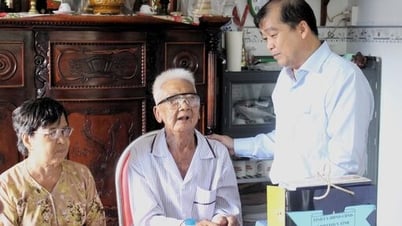 Trưởng ban Tổ chức Tỉnh ủy thăm, tặng quà cho gia đình chính sách tại xã Thạnh Lợi
