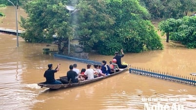 Trung tâm y tế Tương Dương ngập nặng, sơ tán khẩn cấp 140 bệnh nhân bằng thuyền