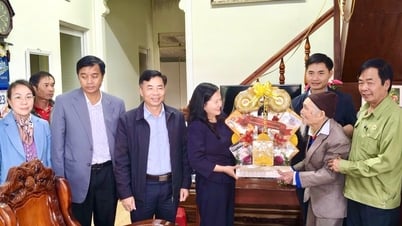 Lãnh đạo phường Lang Biang - Đà Lạt thăm, tặng quà gia đình chính sách