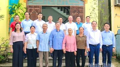 Đồng chí Phó Chủ nhiệm Thường trực Ủy ban Kiểm tra Trung ương thăm, tặng quà gia đình Liệt sĩ Đỗ Tiến Dĩnh