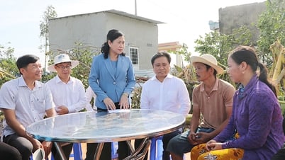 Đồng chí Châu Thị Mỹ Phương thăm, trao quà cho người dân bị thiệt hại do dông lốc