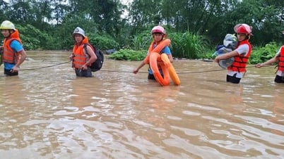 Công an Thanh Hóa, Nghệ An dầm mưa cứu dân vùng lũ