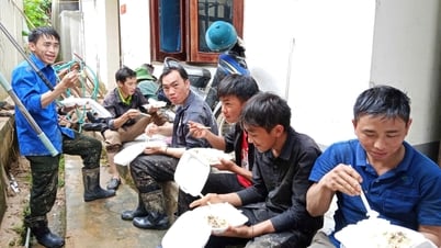 Tiểu thương xã Mường Xén nấu hàng trăm suất cơm miễn phí ủng hộ người dân và lực lượng tham gia khắc phục hậu quả mưa lũ