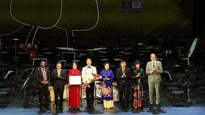 Trao bằng Di sản Tư liệu Thế giới của UNESCO cho gia đình cố nhạc sĩ Hoàng Vân