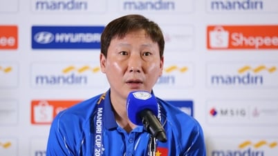 Coach Kim Sang-sik 'examines' the Philippines very closely, gives surprising news about Ly Duc: 'U.23 Vietnam will...'