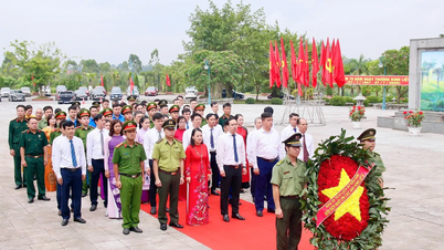 Cán bộ Khu Di tích lịch sử Đền Hùng dâng hương tri ân các anh hùng liệt sĩ