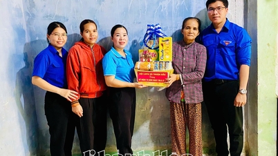 Đoàn xã Thuận Bắc thăm, tặng quà gia đình chính sách, người có công với cách mạng