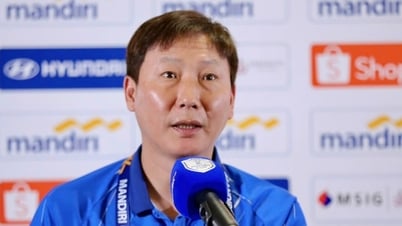 HLV Kim Sang Sik đánh giá cao lối chơi phòng ngự phản công của U23 Philippines