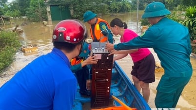 Nước dâng cao ngập sâu hàng trăm mái nhà, lực lượng chức năng dùng xuồng máy đưa người dân hai xã Đô Lương, Tân An di dời