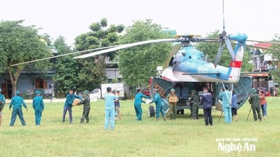 Người dân nơi tâm lũ Tương Dương, Mường Xén (Nghệ An) xúc động đón trực thăng cứu trợ khẩn cấp của Bộ Quốc phòng