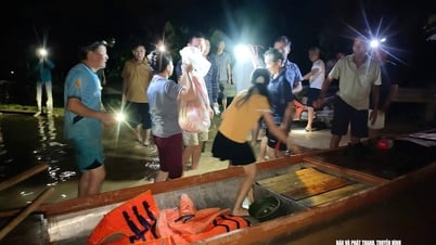 Cán bộ trực tiếp có mặt tại cơ sở, cùng người dân ven sông Lam trắng đêm ứng phó lũ dữ