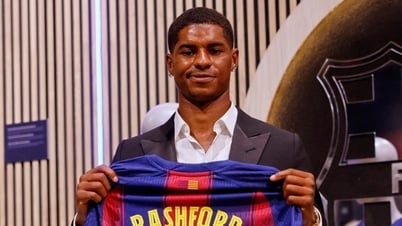 Marcus Rashford được trao số áo của huyền thoại Thierry Henry ở Barcelona