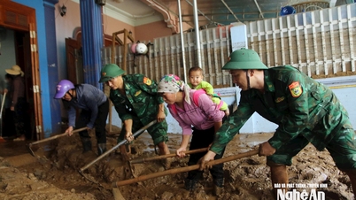 Xúc động hình ảnh mẹ địu con 5 tháng tuổi vượt đường rừng, dọn lũ giúp bà con Mường Xén
