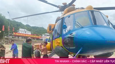 Trực thăng Quân đội tiếp tế hàng cứu trợ vùng lũ Nghệ An
