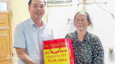 Đồng chí Phó Chủ tịch HĐND tỉnh Vũ Ngọc Trì thăm, tặng quà người có công tại xã Vạn Xuân