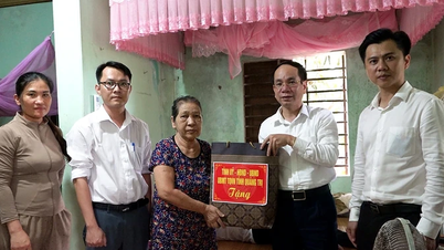 Thăm, tặng quà cho gia đình người có công