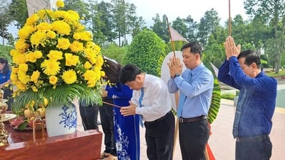 Trưởng ban Tuyên giáo và Dân vận Tỉnh ủy An Giang Tống Phước Trường thăm, tặng quà người có công ở 2 xã Bình Mỹ và Thạnh Mỹ Tây