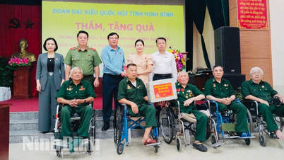 Đồng chí Phó Chủ nhiệm Ủy ban Quốc phòng an ninh và đối ngoại của Quốc hội thăm, tặng quà các Trung tâm điều dưỡng thương bình