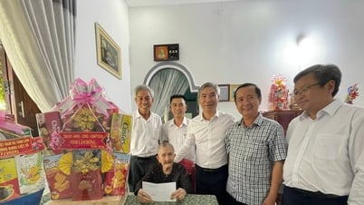 Đồng chí Nguyễn Văn Quang, Chủ nhiệm Ủy ban Kiểm tra Tỉnh ủy Lâm Đồng thăm, tặng quà Mẹ Việt Nam Anh hùng