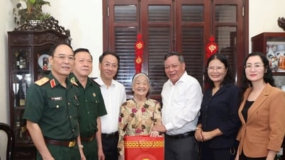 Đồng chí Nguyễn Văn Phong thăm, tặng quà người có công tiêu biểu phường Đống Đa