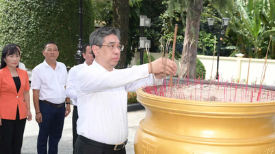 Dâng hoa, dâng hương tưởng niệm Anh hùng liệt sĩ Võ Thị Sáu