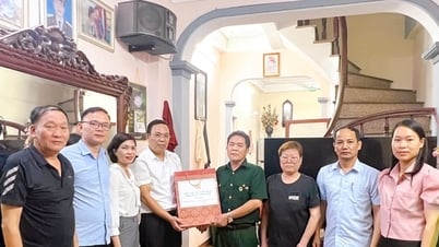 Phường Thanh Liệt thăm, tặng quà người có công nhân kỷ niệm 78 năm Ngày Thương binh - Liệt sĩ