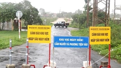 Cắm biển cảnh báo, cấm người và xe đi vào đoạn đường mưa lũ, sạt lở