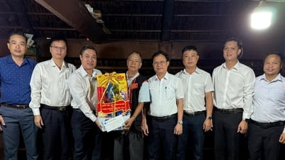 Phó Chủ tịch UBND thành phố Đà Nẵng Phan Thái Bình thăm, tặng quà người có uy tín tại xã La Dêê